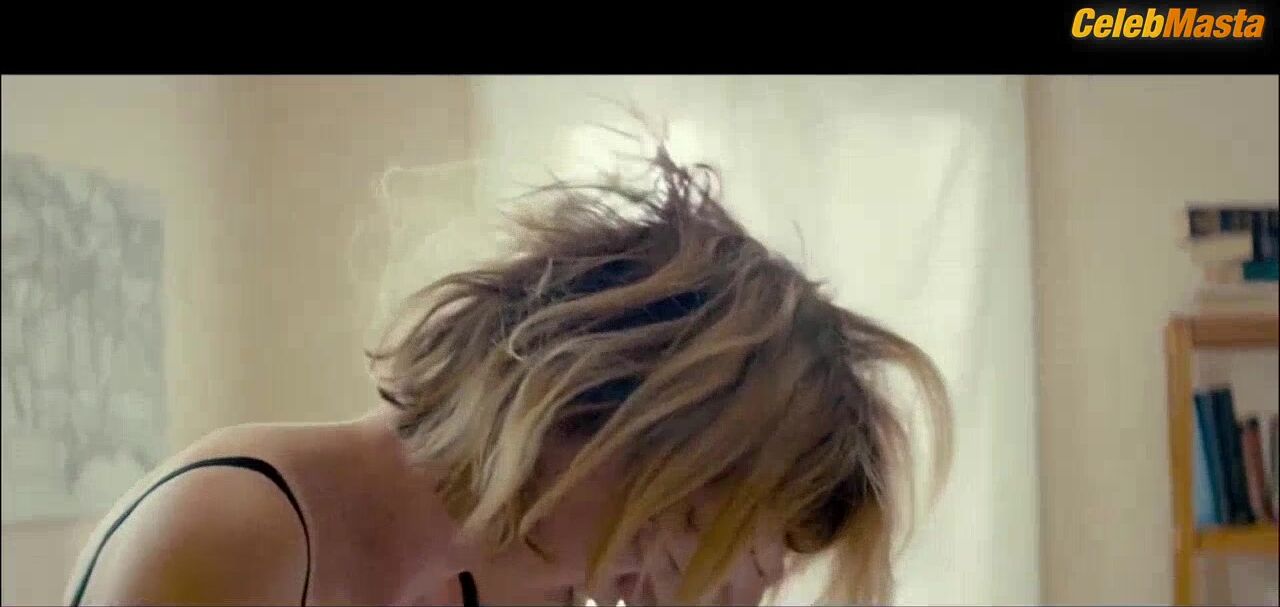 Mackenzie Davis Tits, Underwear Scene In Izzy Gets The F*ck - Photo 1 of 5