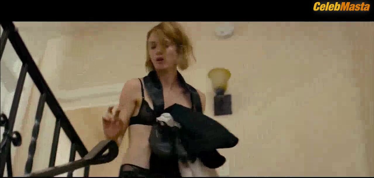 Mackenzie Davis Tits, Underwear Scene In Izzy Gets The F*ck - Photo 1 of 5 photo 2