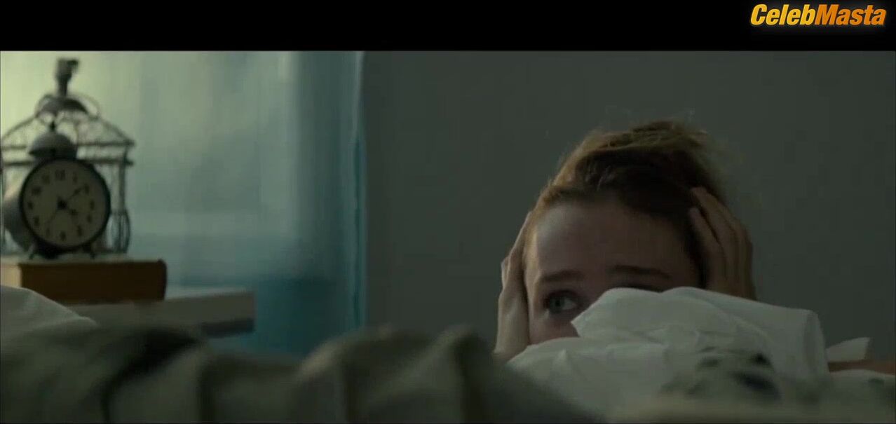 Mackenzie Davis Tits, Underwear Scene In Izzy Gets The F*ck - Photo 1 of 5 photo 4