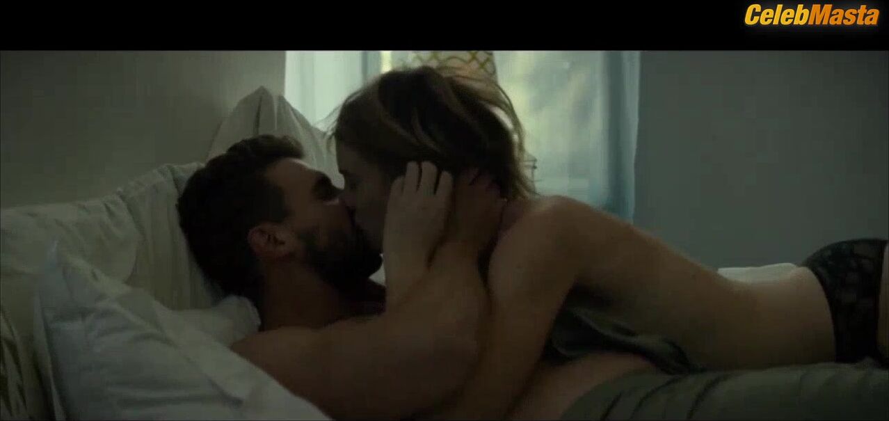 Mackenzie Davis Tits, Underwear Scene In Izzy Gets The F*ck - Photo 1 of 5 photo 5