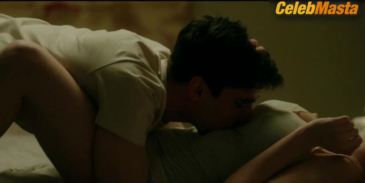 Ester Exposito Bares Sexy Scene In Elite - Photo 2 of 5 photo 5