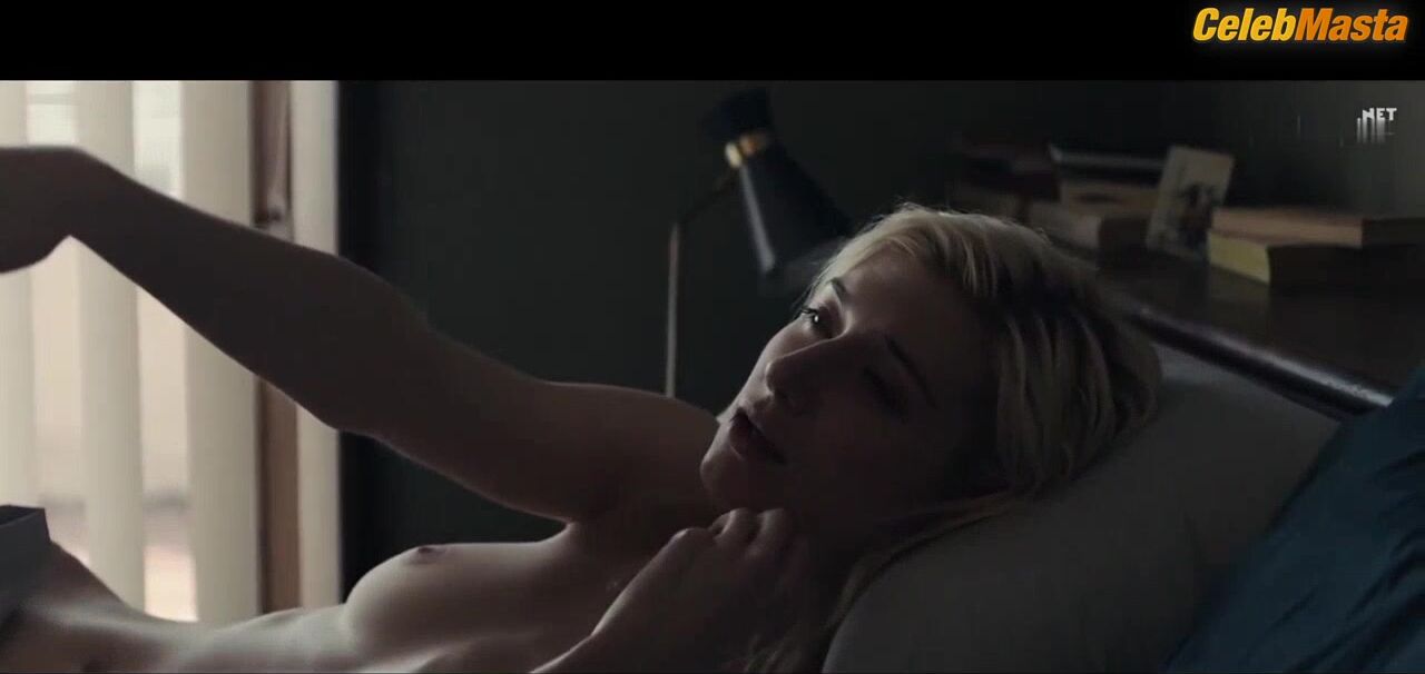 Elizabeth Debicki Bares Boobs Scene In The Burnt Orange Heresy - Photo 3 of 5 photo 5