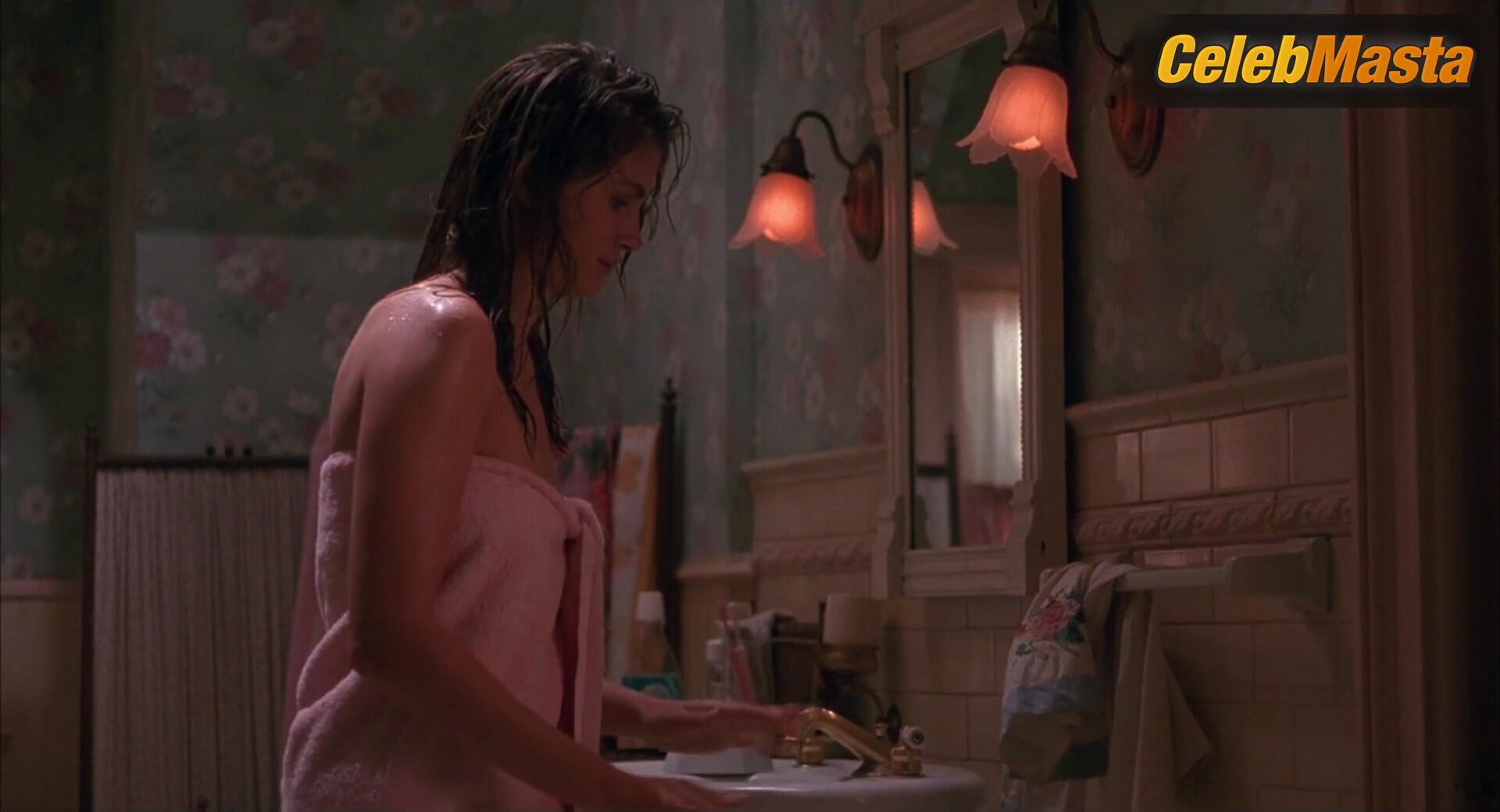 Julia Roberts Sexy Scene From Sleeping With The Enemy - Photo 2 of 5 photo 4