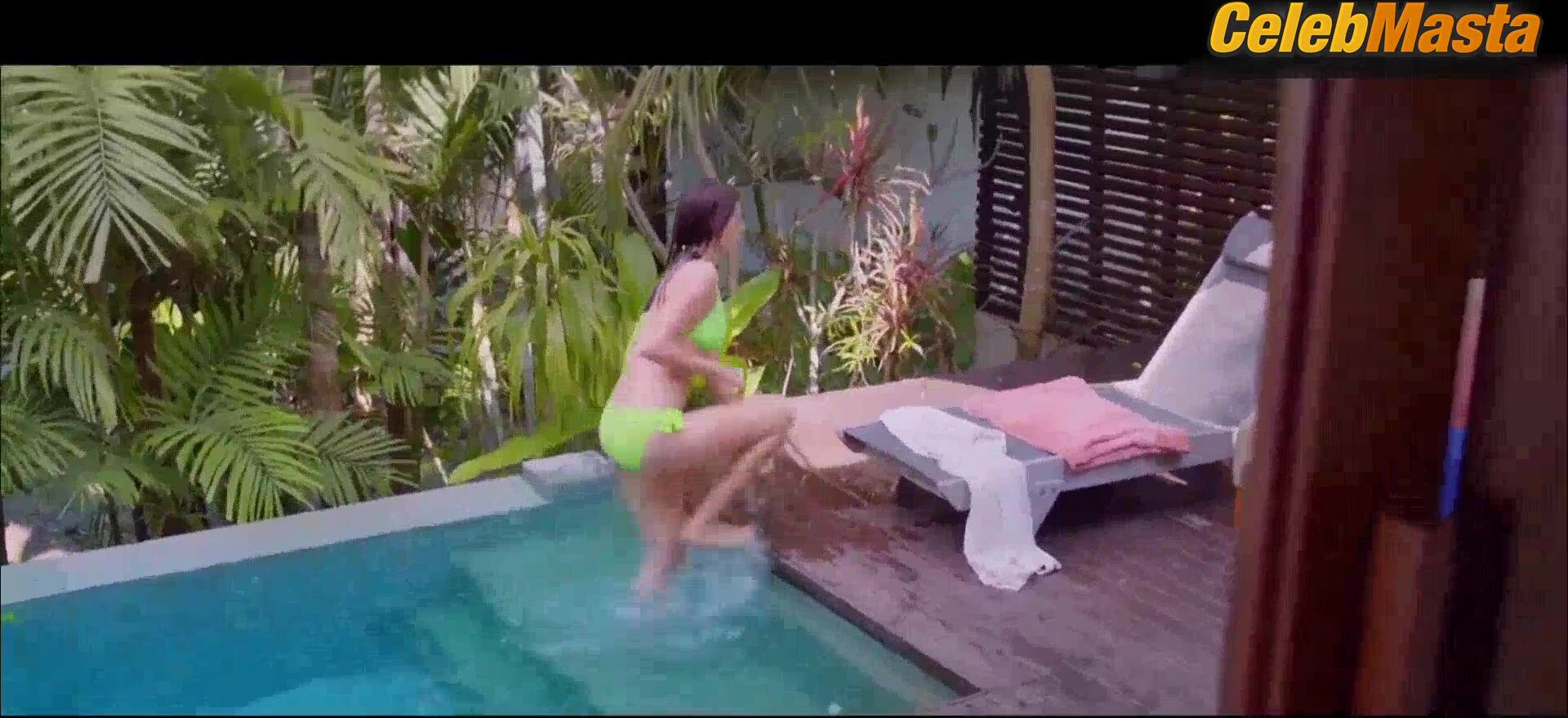 Mandana Karimi ’s Hot Scene In Bhaag Johnny - Photo 3 of 5 photo 1