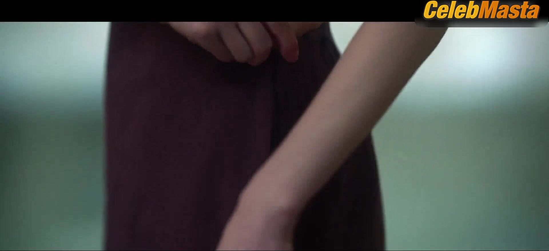 Jung Yun-ha ’s Underwear Scene From The Trunk - Photo 3 of 5 photo 1