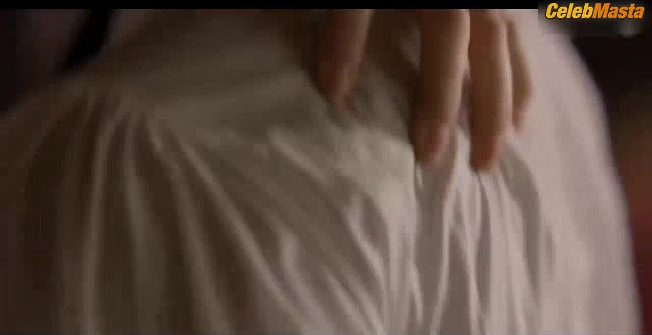 Phoebe Dynevor Boobs, Panties Scene In Bridgerton - Photo 2 of 5 photo 5