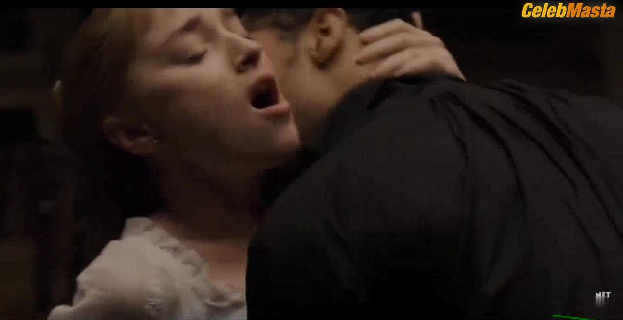 Phoebe Dynevor ’s Hot Scene In Bridgerton - Photo 5 of 5 photo 4