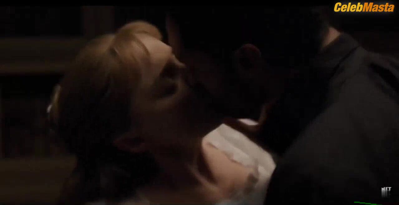 Phoebe Dynevor ’s Hot Scene In Bridgerton - Photo 5 of 5
