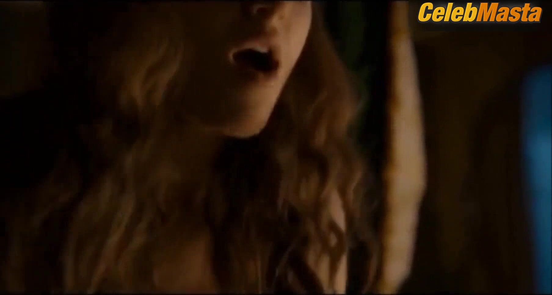Phoebe Dynevor Bares Boobs In Bridgerton Scene - Photo 2 of 5 photo 4