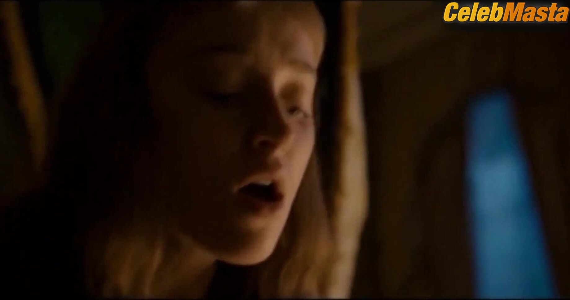 Phoebe Dynevor Bares Boobs In Bridgerton Scene - Photo 2 of 5 photo 5