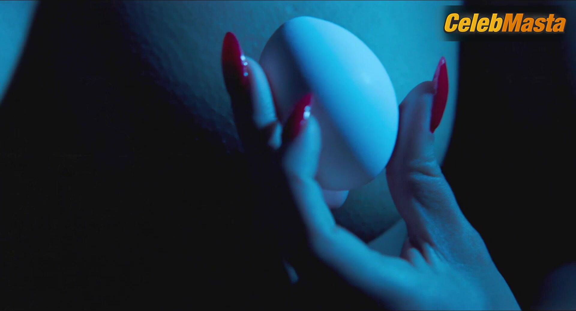 Amandla Stenberg And India Salvor Menuez Reveal Boobs In - Photo 1 of 5 photo 2