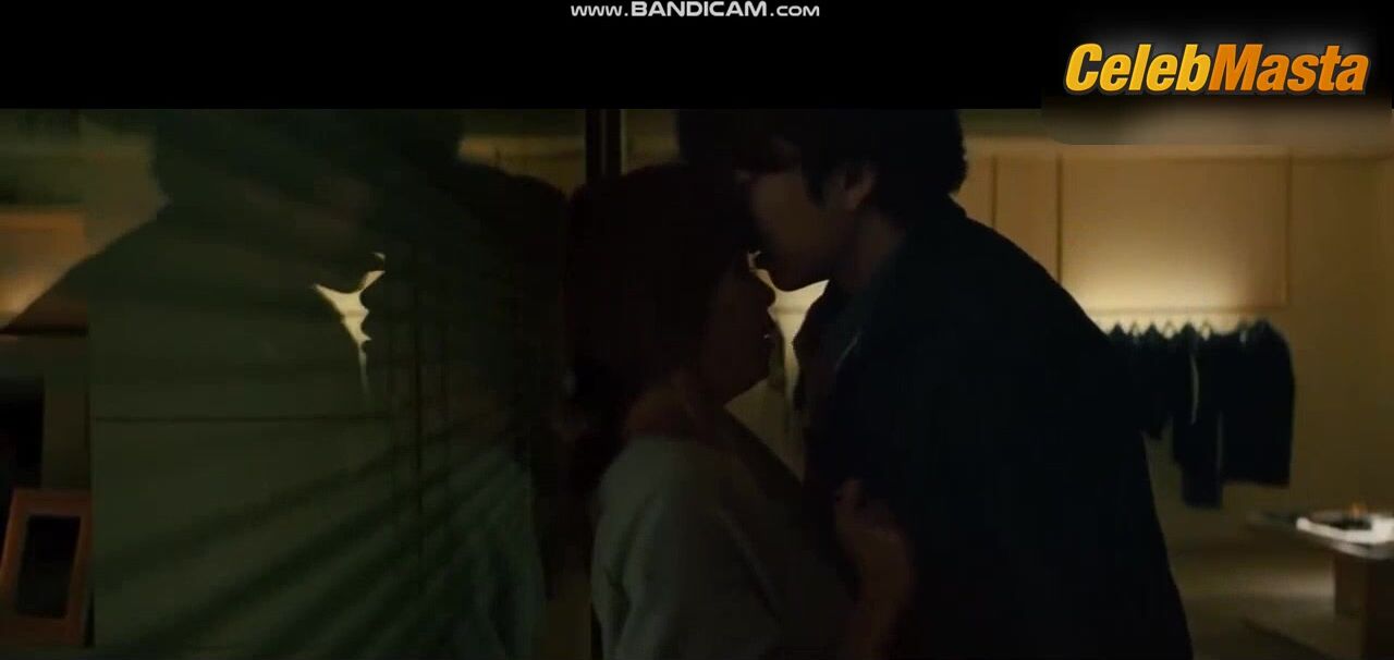 Do-yeon Jeon Bares Butt, Breasts Scene In A Man And A - Photo 2 of 5