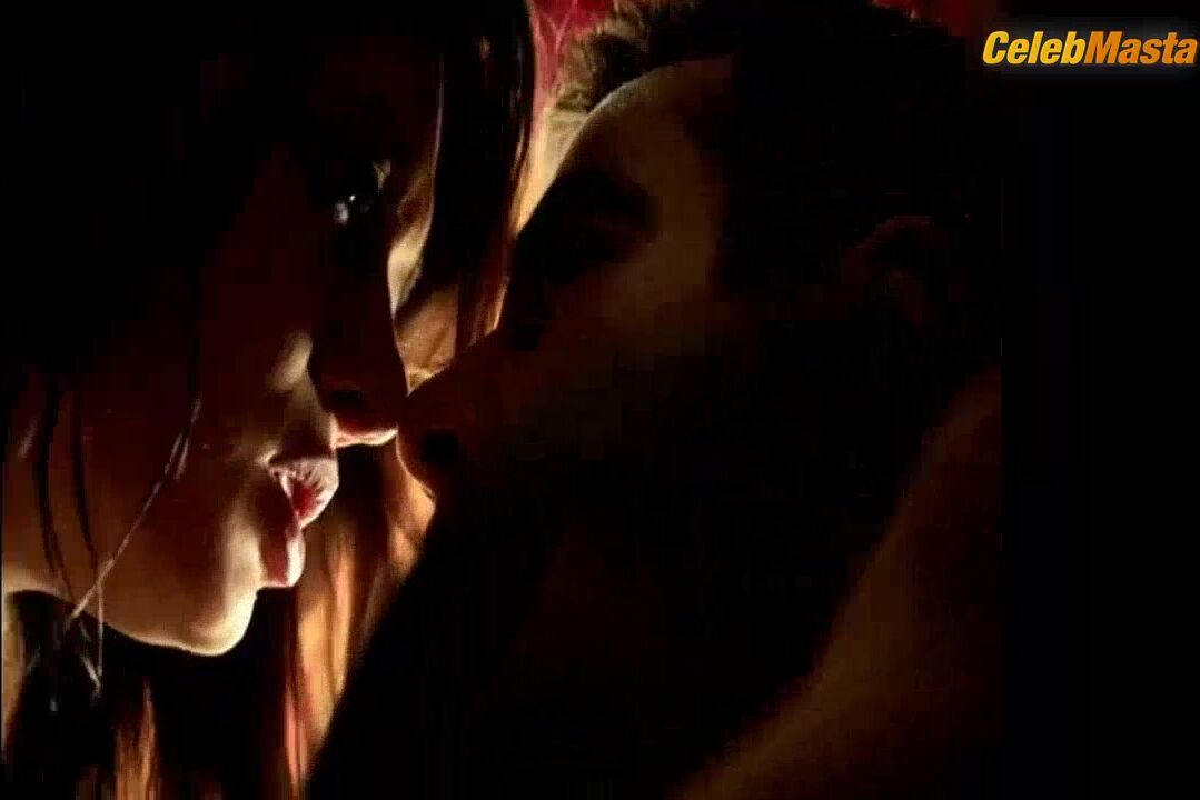Nurgul Yesilcay Shows Off Sexy Scene In Ask Kirmizi - Photo 1 of 5
