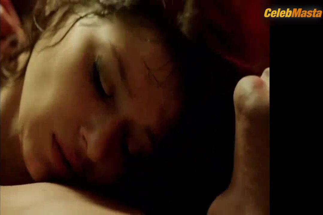 Nurgul Yesilcay Shows Off Sexy Scene In Ask Kirmizi - Photo 1 of 5 photo 4