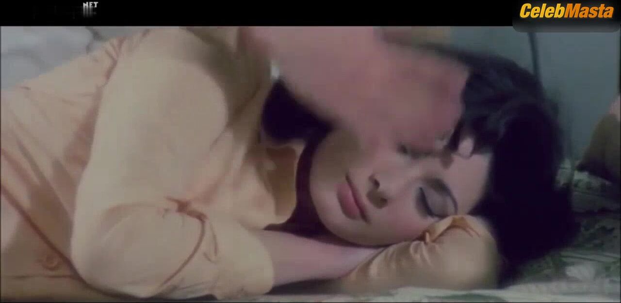 Edwige Fenech Tits Scene From The School Teacher - Photo 2 of 5