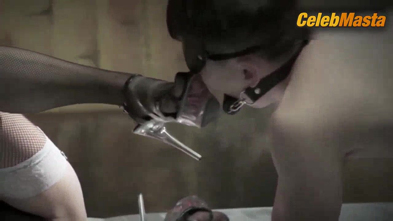 Lee Chae-dam Shows Boobs Scene In Street Stall - Photo 2 of 5
