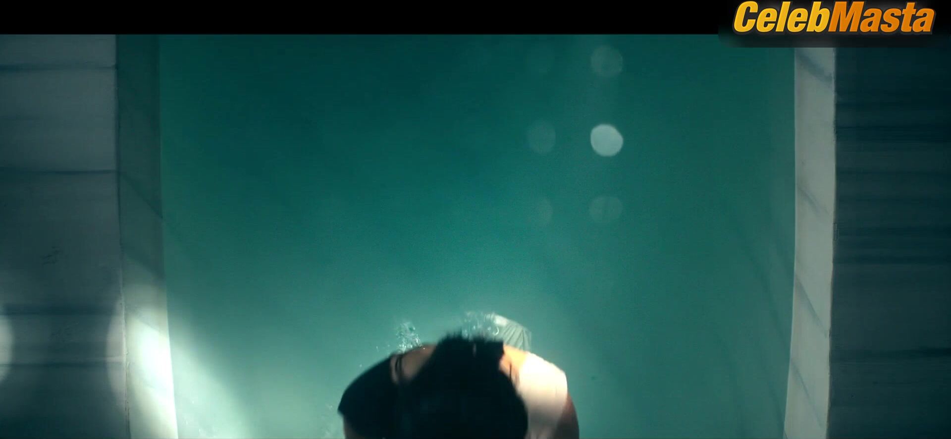 Saadet Aksoy Steamy Scene In Shahmaran - Photo 2 of 5 photo 1