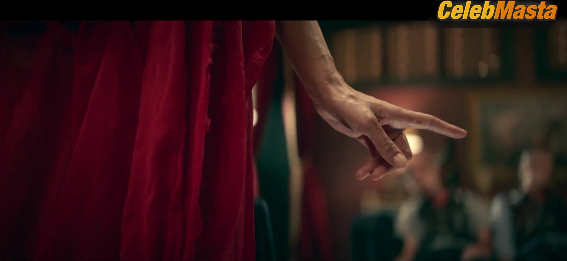 Saadet Aksoy ’s Sexy Scene In Shahmaran - Photo 2 of 5 photo 4