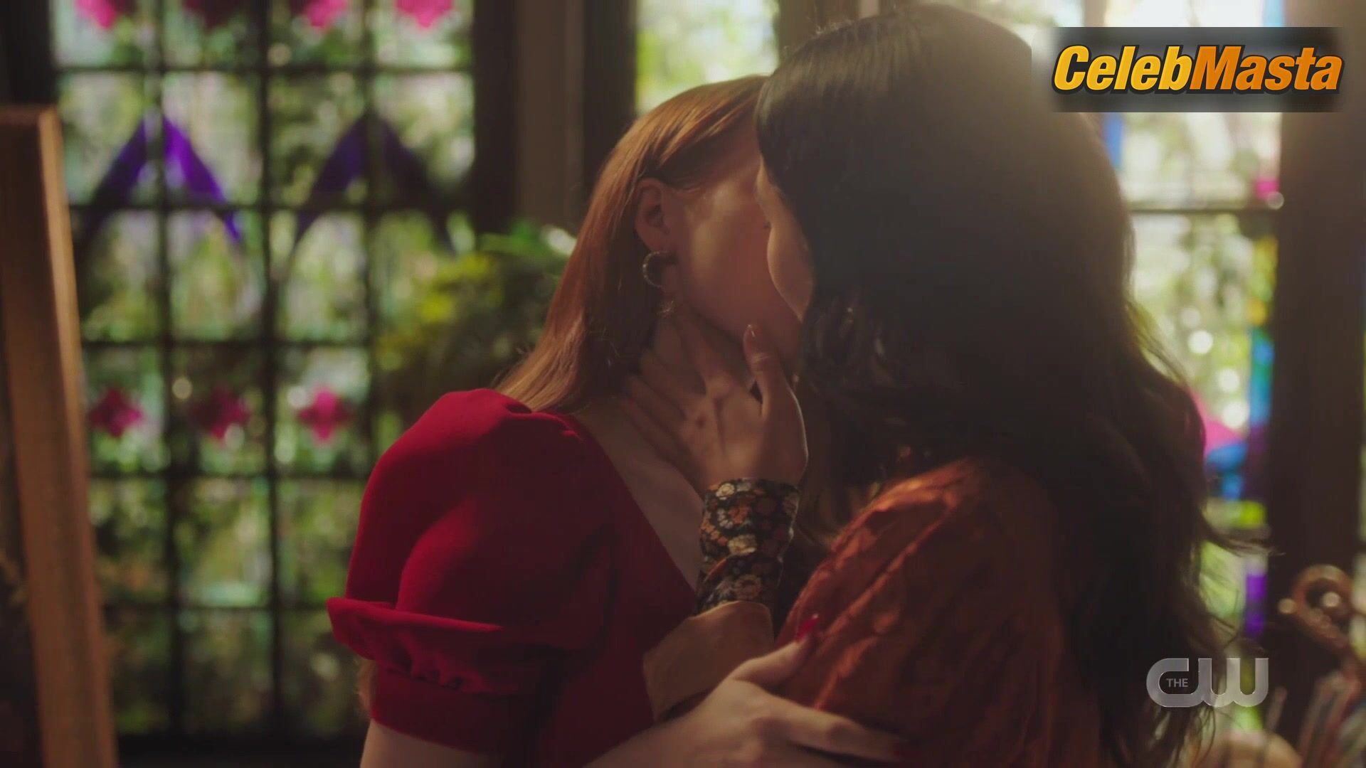 Adeline Rudolph Madelaine Petsch And ’s Lesbian Scene - Photo 1 of 5 photo 2