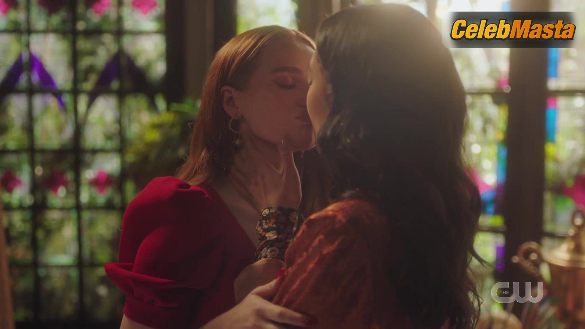 Adeline Rudolph Madelaine Petsch And ’s Lesbian Scene - Photo 1 of 5 photo 4