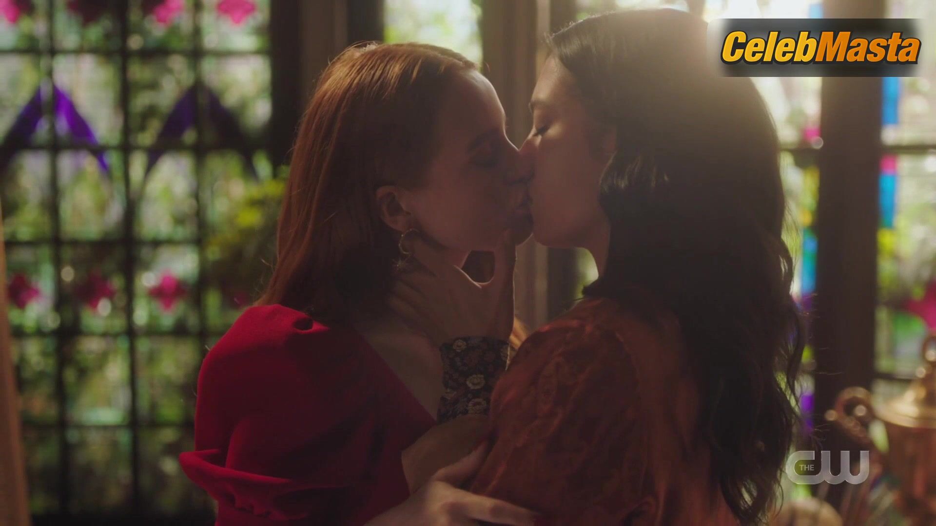 Adeline Rudolph Madelaine Petsch And ’s Lesbian Scene - Photo 1 of 5 photo 5