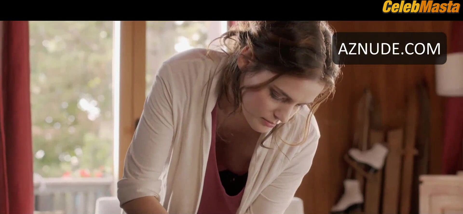 Roxane Mesquida Sexy Scene From Nos Futurs - Photo 2 of 5