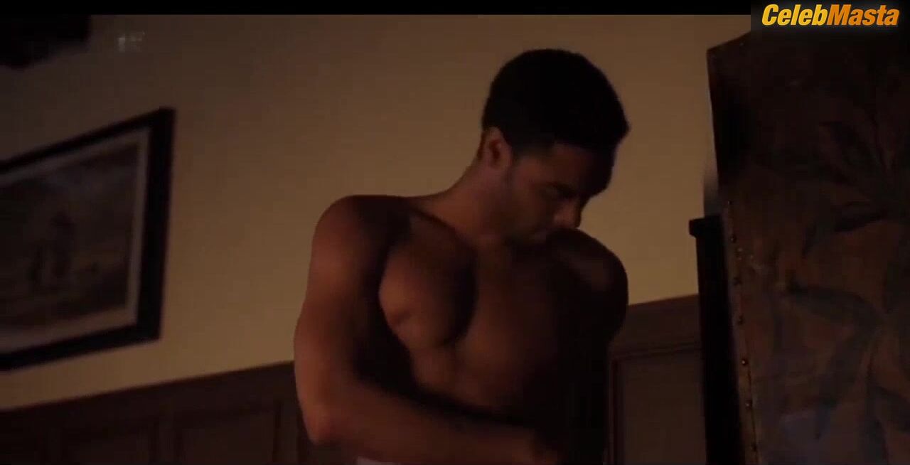 Phoebe Dynevor ’s Booty And Tits Scene In Bridgerton - Photo 1 of 5 photo 4