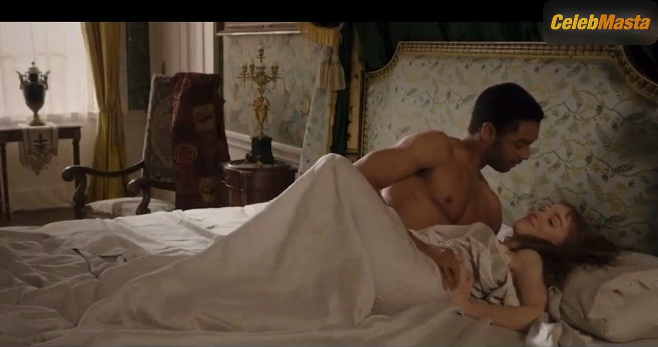 Phoebe Dynevor Flaunts Tits In Bridgerton Scene - Photo 2 of 5 photo 4