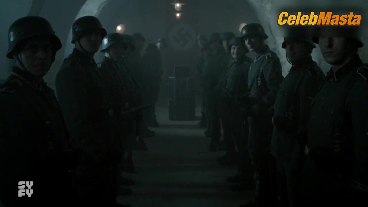Amanda Schull ’s Underwear Scene From 12 Monkeys - Photo 1 of 5