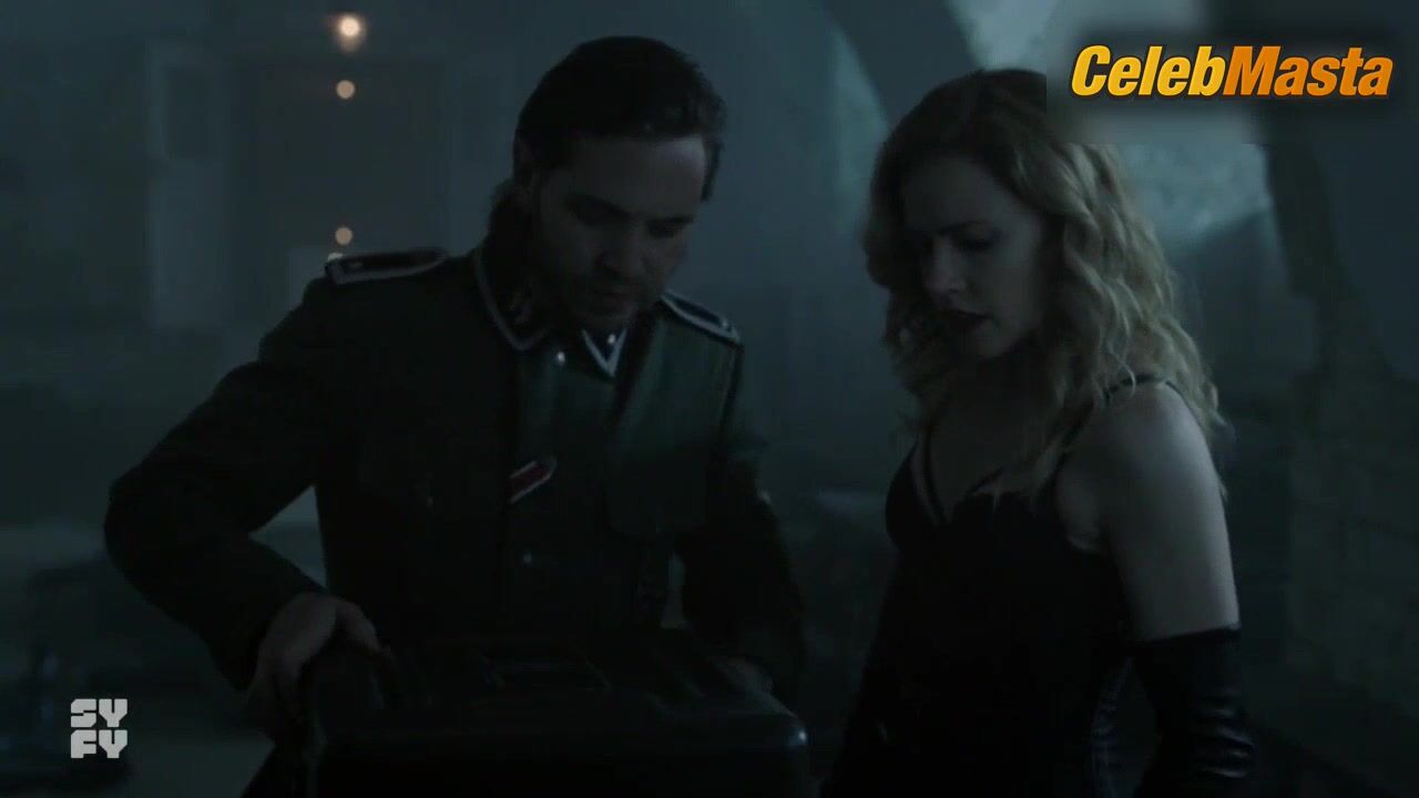 Amanda Schull ’s Underwear Scene From 12 Monkeys - Photo 1 of 5 photo 5