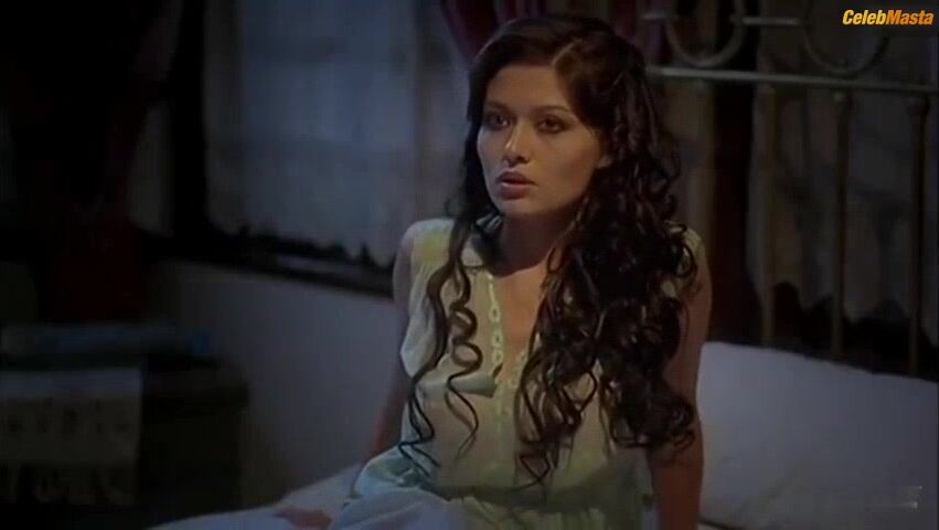 Nurgul Yesilcay ’s Underwear Scene From Egreti Gelin - Photo 3 of 5 photo 1