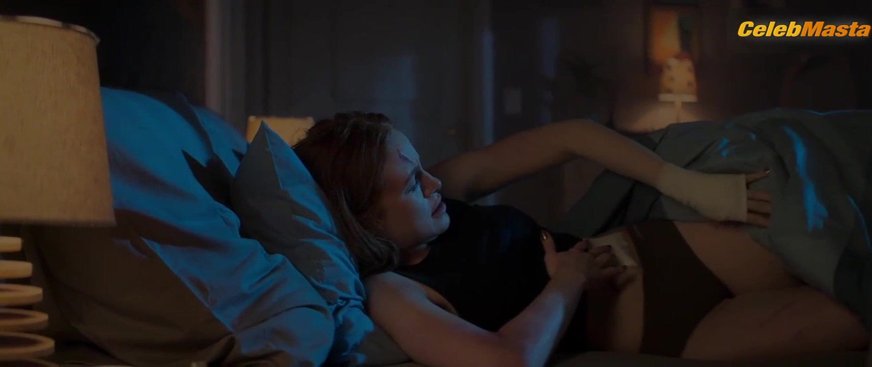 Madelaine Petsch Booty And Underwear Scene From The Strangers - Photo 2 of 5