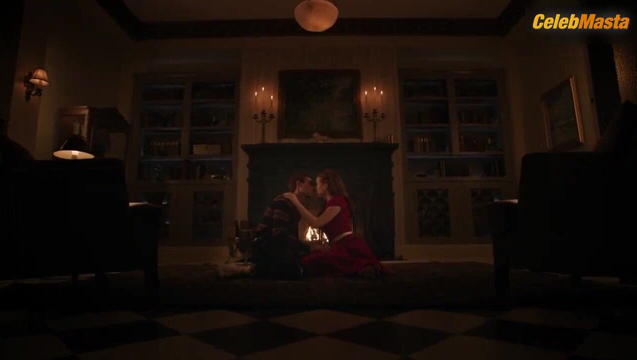 Madelaine Petsch Bares Racy Scene In Riverdale - Photo 4 of 5 photo 1