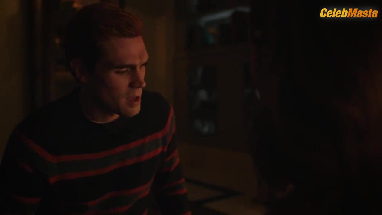 Madelaine Petsch Bares Racy Scene In Riverdale - Photo 4 of 5