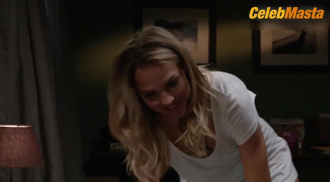 Arielle Kebbel ’s Underwear Scene From The League - Photo 2 of 5 photo 4