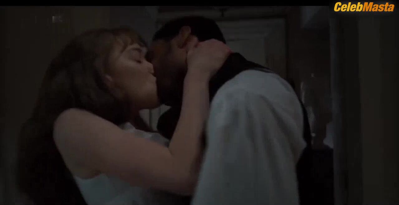 Phoebe Dynevor Underwear Scene In Bridgerton Show - Photo 3 of 5 photo 1