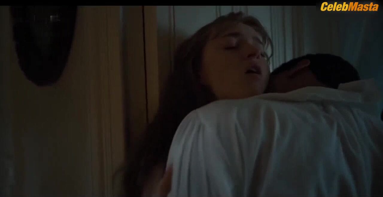 Phoebe Dynevor Underwear Scene In Bridgerton Show - Photo 3 of 5 photo 2