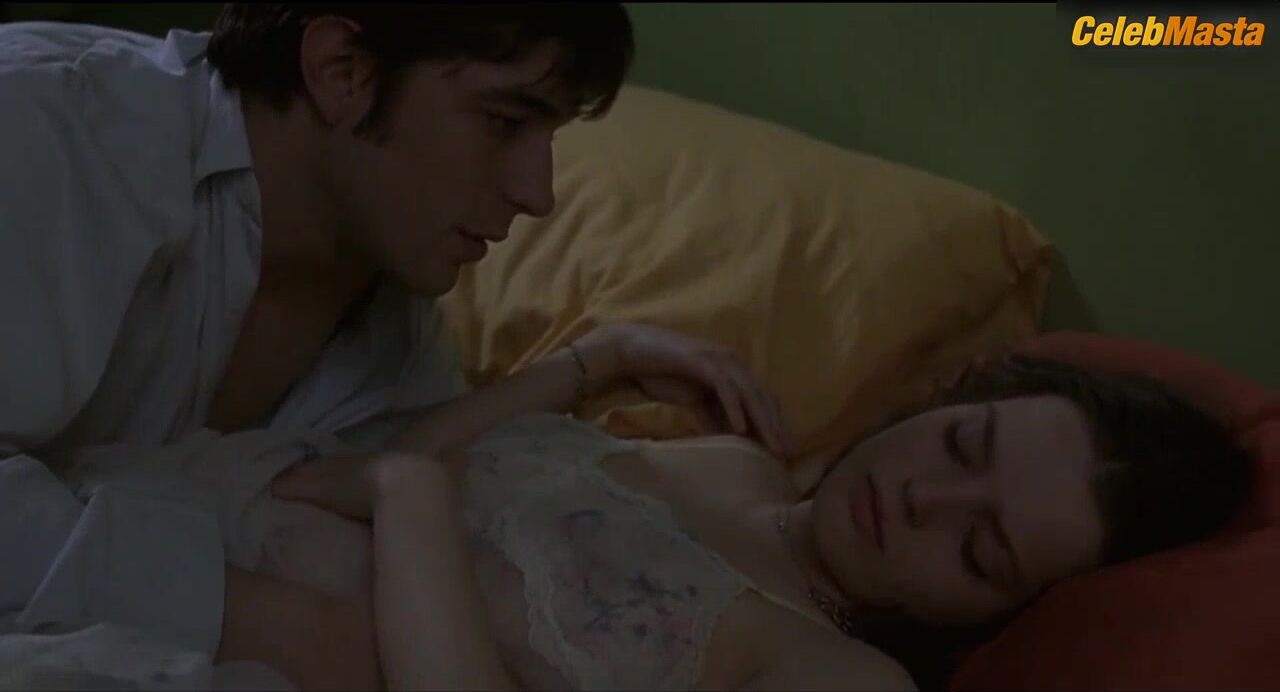 Roxane Mesquida Tits, Bush Scene From Fat Girl - Photo 2 of 5 photo 4
