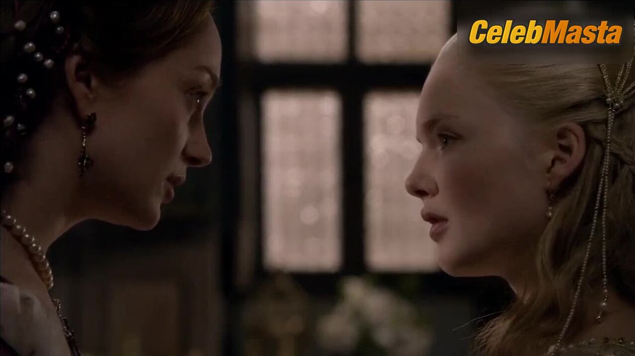Holliday Grainger Lotte Verbeek And Lesbian Sex Scene From The - Photo 1 of 5