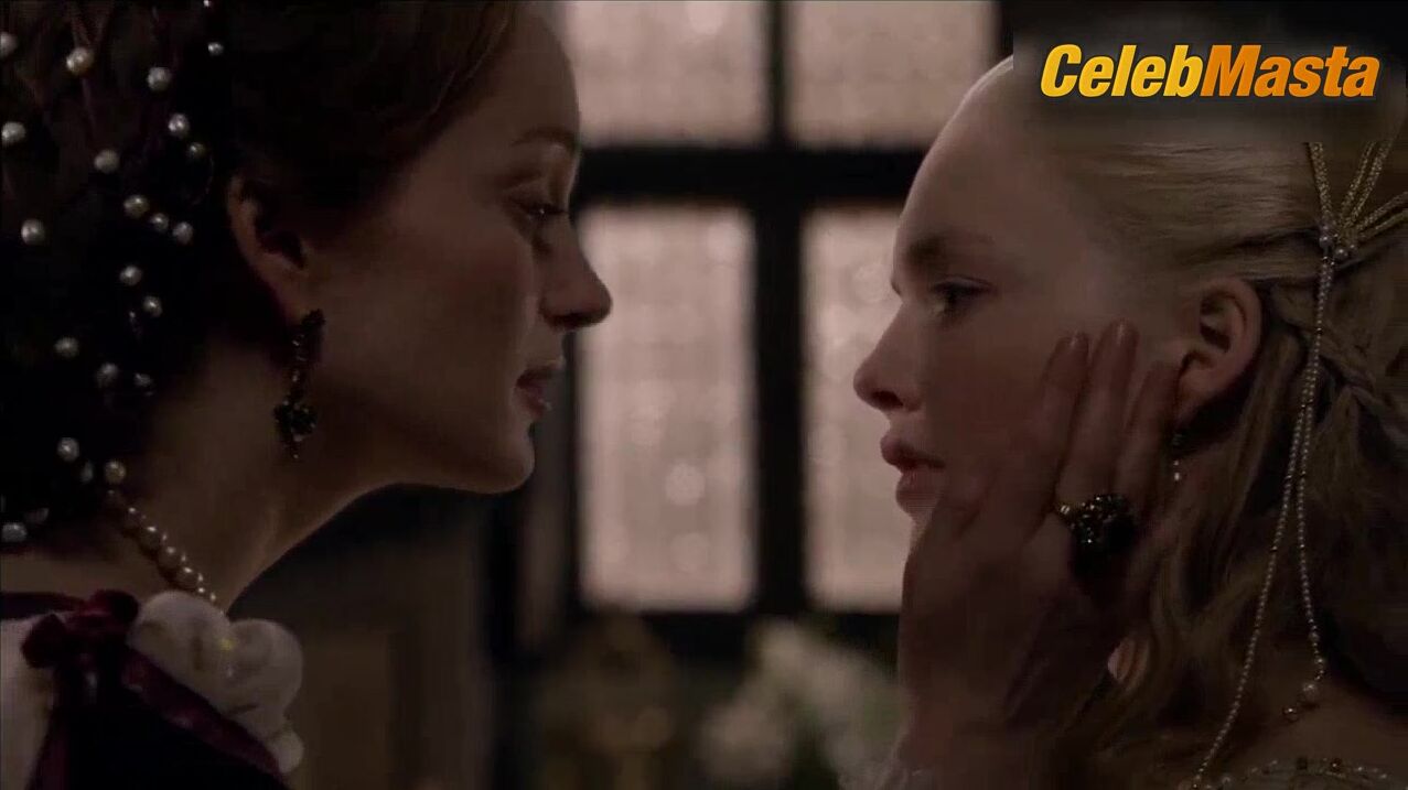 Holliday Grainger Lotte Verbeek And Lesbian Sex Scene From The - Photo 1 of 5 photo 4