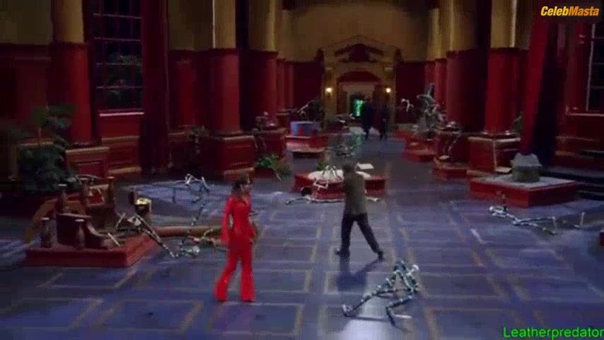 Linda Cardellini ’s Sexy Scene From Scooby-doo 2 - Photo 2 of 5 photo 5