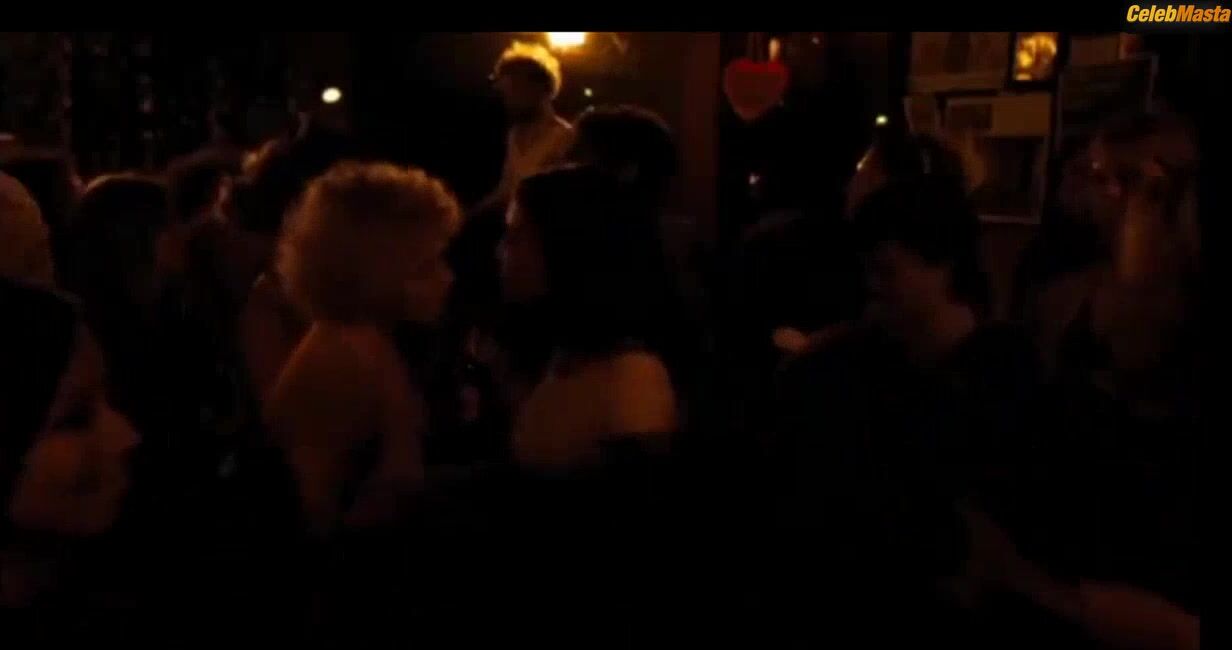 Nurgul Yesilcay Lesbian Scene From The Edge Of Heaven - Photo 1 of 5