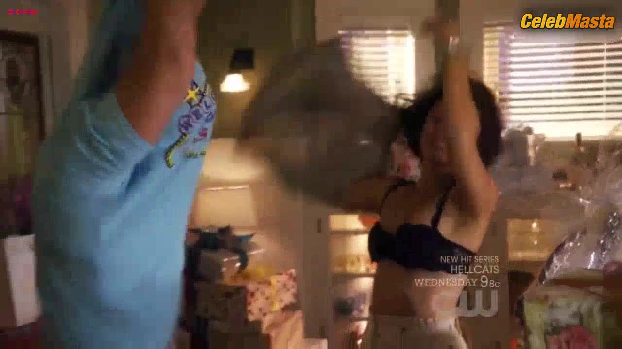Arielle Kebbel Tits, Underwear Scene From Life Unexpected - Photo 1 of 5