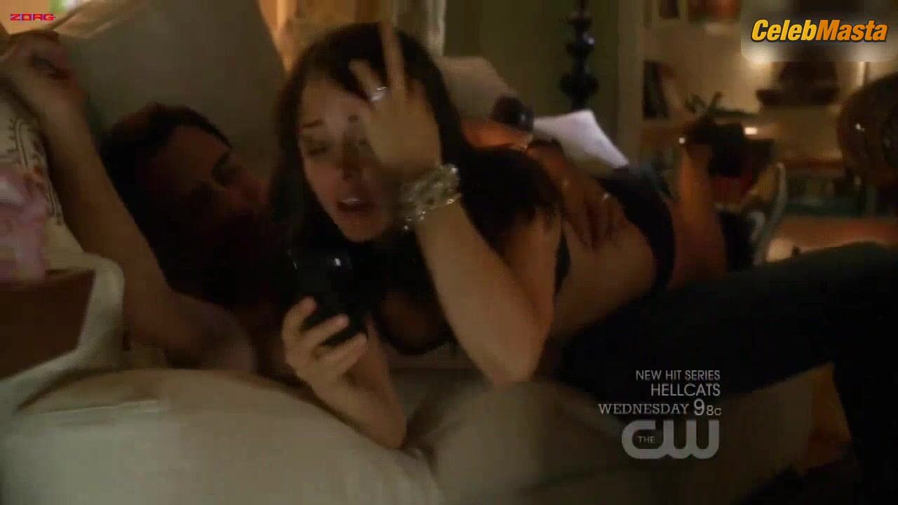 Arielle Kebbel Tits, Underwear Scene From Life Unexpected - Photo 1 of 5 photo 2
