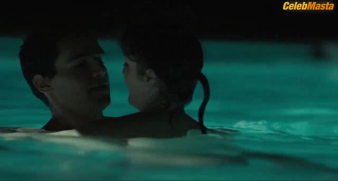 Melanie Lynskey Butt And Tits Scene In Hello I Must Be Going - Photo 2 of 5 photo 5