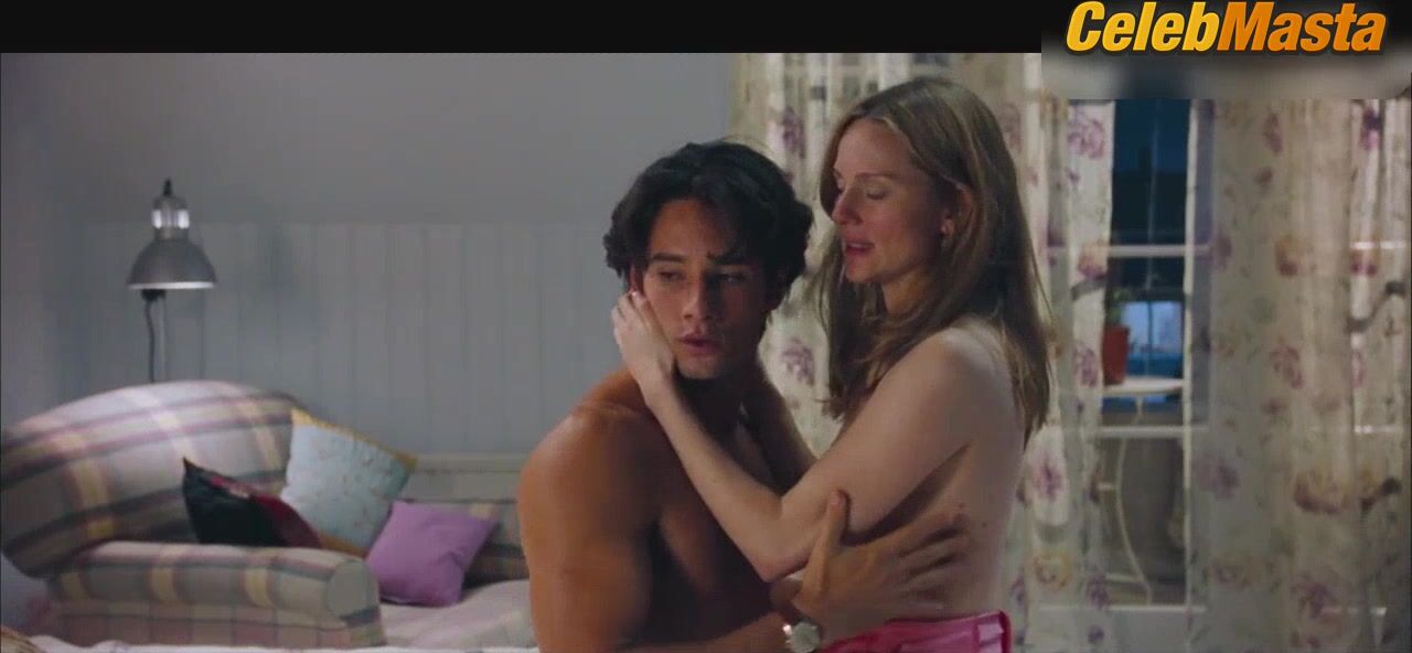 Laura Linney ’s Tits Scene From Love Actually - Photo 2 of 5 photo 5