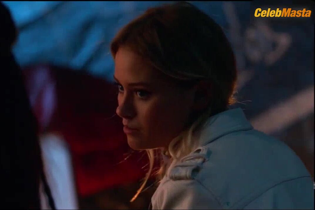 Lyrica Okano Virginia Gardner And Reveal Lesbian Scene In - Photo 1 of 5