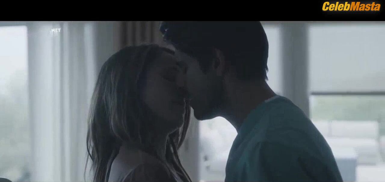 Dianna Agron Hot Scene In Clock - Photo 1 of 5 photo 5