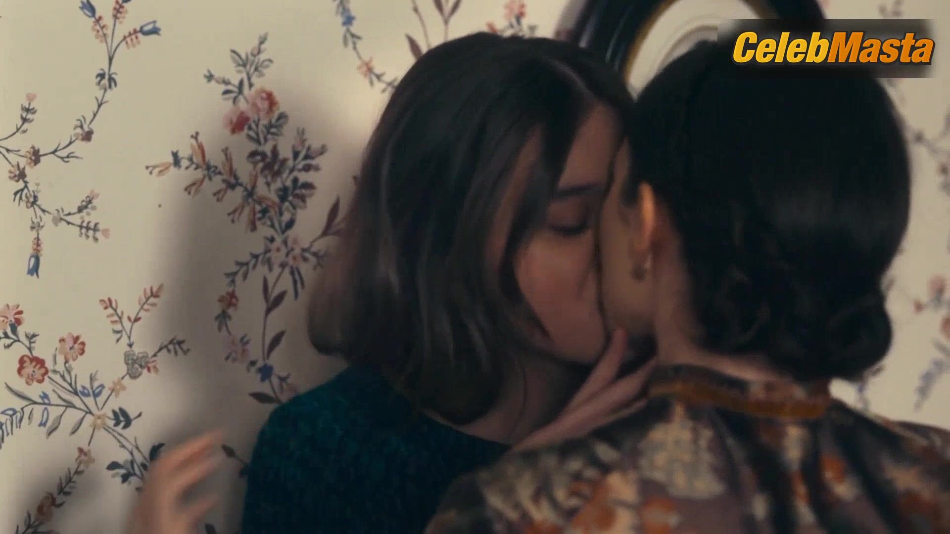 Ella Hunt Hailee Steinfeld And ’s Lesbian Sex - Photo 1 of 5