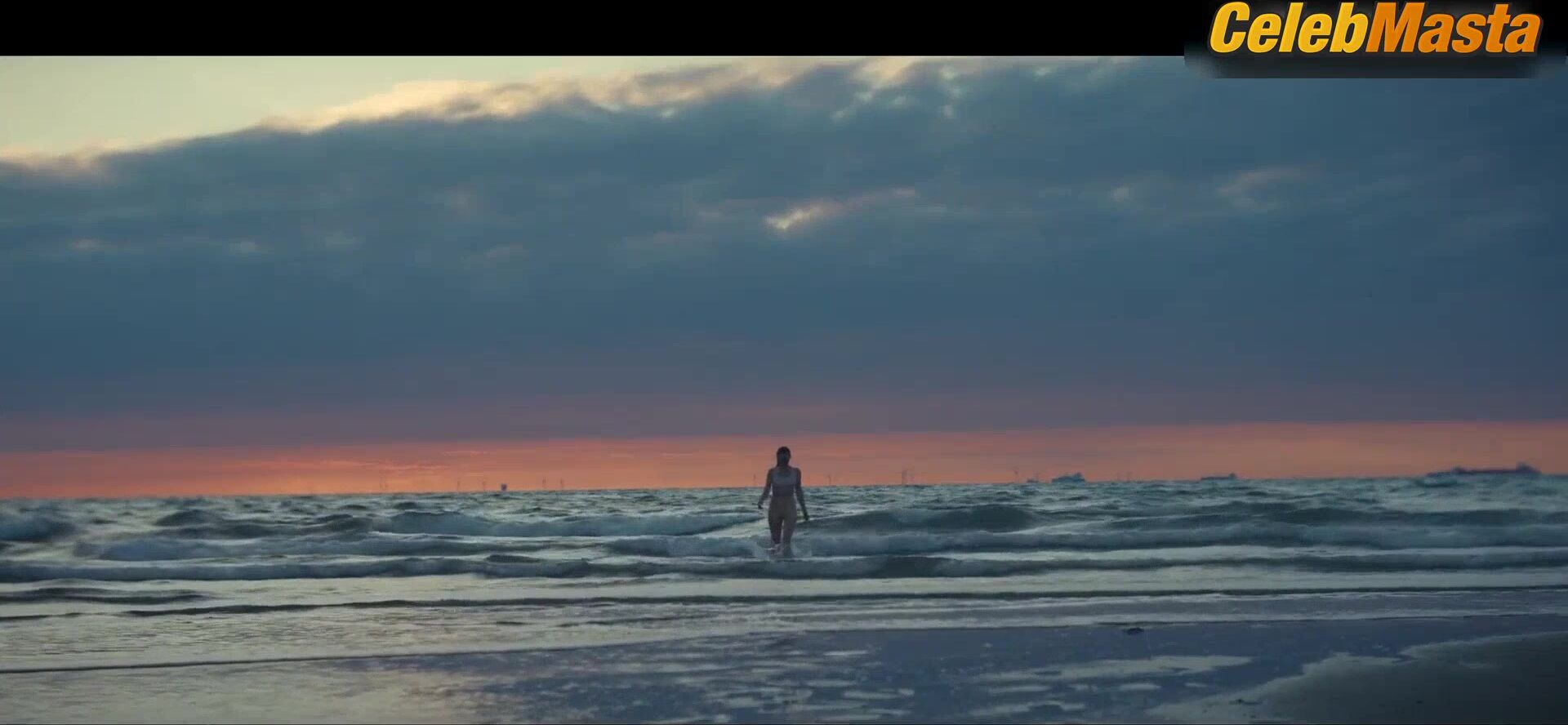 Gaite Jansen ’s Swimsuit Scene In Happy Ending - Photo 1 of 5 photo 5